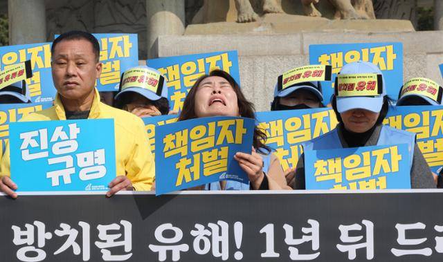 무안공항 제주항공 여객기 참사 유가족이 9일 서울 청와대 사랑채 앞에서 초기 수습 실패와 국가 책임 규탄 기자회견 도중 오열하고 있다. 연합뉴스