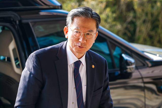 정성호 법무부 장관이 12일 경기 과천시 법무부 청사로 출근하고 있다. 과천=뉴시스