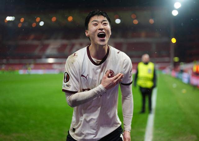 미트윌란의 조규성이 13일 영국 노팅엄의 더 시티 그라운드에서 열린 2025~26시즌 유럽축구연맹(UEFA) 유로파리그(UEL) 16강 1차전 노팅엄 포레스트와 원정 경기에서 후반 35분 헤더 결승골을 넣고 환호하고 있다. 노팅엄=AP 연합뉴스