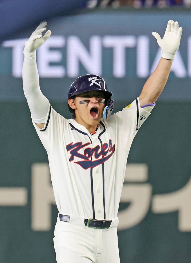 <yonhap photo-5436="">8일 일본 도쿄돔에서 열린 2026 월드베이스볼클래식(WBC) C조 조별리그 3차전 대한민국과 대만의 경기. 8회말 2사 1루 한국 김도영이 동점타를 친 뒤 포효하고 있다. [사진=연합뉴스]</yonhap>