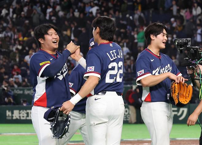 <yonhap photo-7954="">9일 일본 도쿄돔에서 열린 2026 월드베이스볼클래식(WBC) C조 조별리그 최종전 대한민국과 호주의 경기. 호주를 꺾고 8강 진출을 확정한 한국 문보경, 이정후, 조병현이 기뻐하고 있다. [사진=연합뉴스]</yonhap>