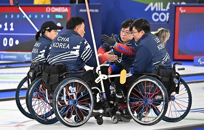 휠체어컬링 방민자, 이현출, 남봉광, 차진호가 13일(현지시간) 이탈리아 코르티나담페초 컬링 올림픽 스타디움에서 열린 2026 밀라노 코르티나 패럴림픽 휠체어컬링 혼성 4인조 캐나다와의 준결승전에서 파이팅을 외치고 있다. 2026.03.13. 코르티나=사진공동취재단