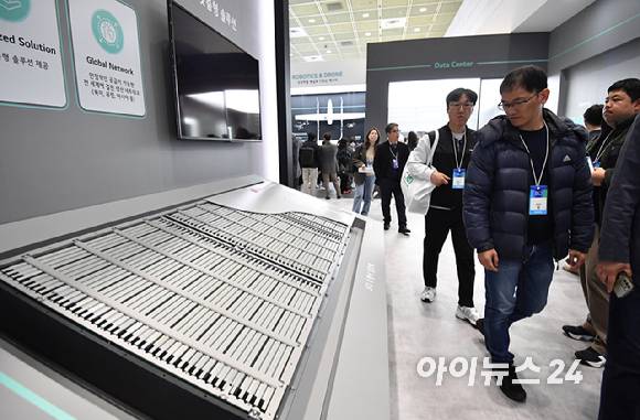 LG에너지솔루션이 12일 인터배터리 2026 전시관 내 전시한 에너지저장장치(ESS)용 배터리 JF2 팩 모습. [사진=곽영래 기자]