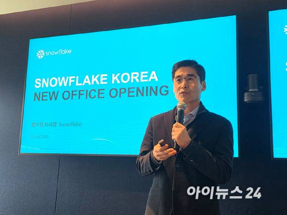 최기영 스노우플레이크 한국 지사장이 12일 서울 역삼동 스노우플레이크 코리아 오피스에서 열린 기자 간담회에서 사업 현황을 발표하고 있다. [사진=윤소진 기자]