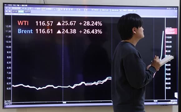 국제 유가가 배럴당 100달러선을 돌파한 9일 서울 종로구 연합인포맥스에 설치된 모니터에 브렌트유와 서부텍사스산원유(WTI) 가격이 표시돼 있다. 2026.3.9 [사진=연합뉴스]