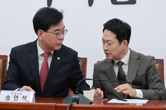국민의힘 장동혁 대표와 송언석 원내대표가 지난 12일 서울 여의도 국회에서 열린 최고위원회의에서 대화하고 있다. 2026.3.12 [사진=연합뉴스]