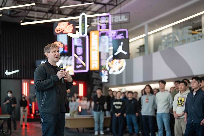 지난 해 나이키코리아의 수장으로 처음 부임했을 당시 체이스 테일러 GM의 모습. 백설기를 직원들과 나눠 먹으며 ‘원팀’으로의 행보를 약속했다. 사진 나이키