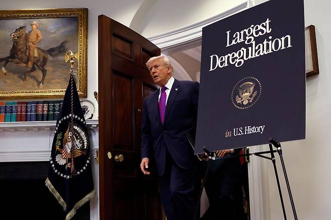 도널드 트럼프 미국 대통령이 지난달 12일(현지시간) 워싱턴DC 백악관 루즈벨트룸에서 2009년 버락 오바마 정부 시절 정해진 ‘온실가스 위해성 판단(endangerment finding)’을 폐기한다고 발표했다. EPA=연합뉴스