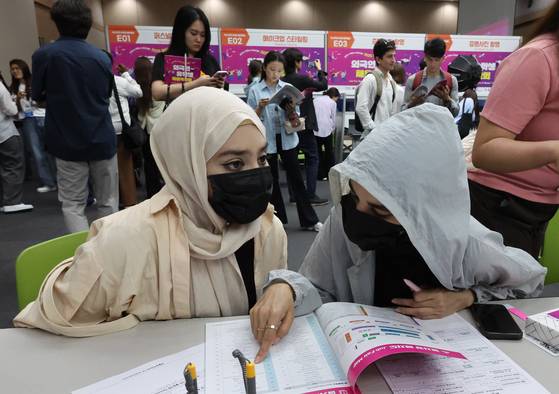 지난해 8월 19일 부산 해운대구 벡스코 제2전시장에서 열린 ‘2025 외국인 유학생 채용박람회’. 중앙포토