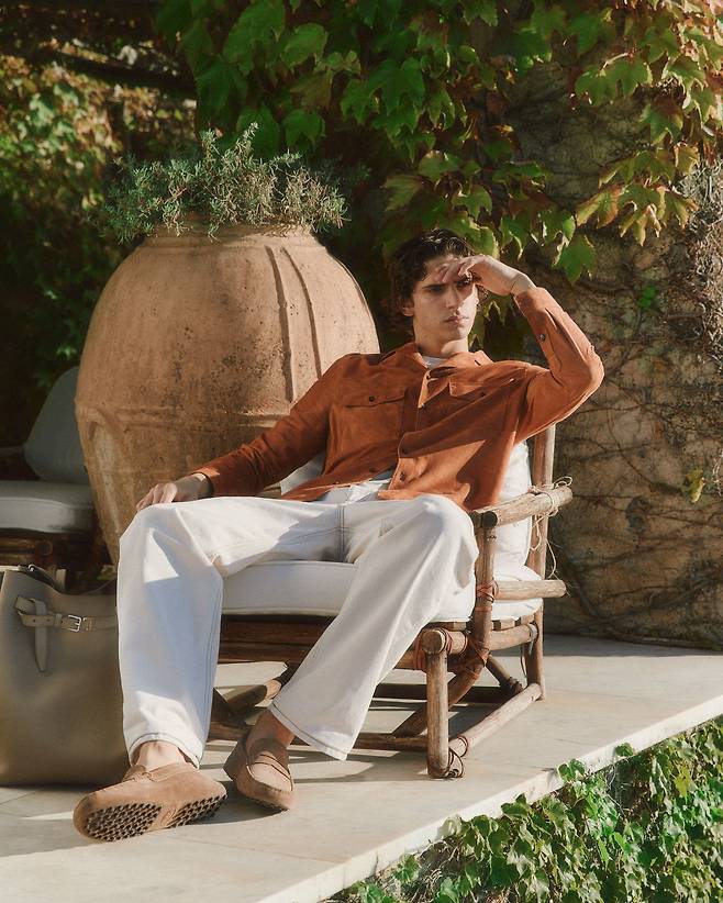 토즈의 파시미 셔츠 재킷은 간결한 실루엣과 가벼운 착용감을 자랑한다. 사진 토즈