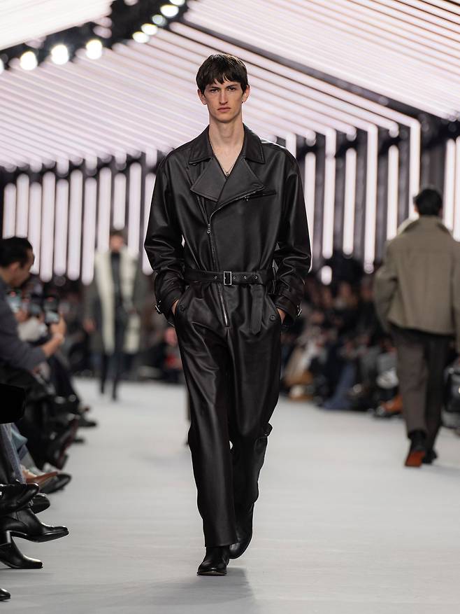 1991년 컬렉션에서 소환된 카프스킨 소재 점프수트 ⓒKo Tsuchiya