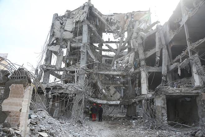 이란 테헤란에서 12일(현지시간) 폭격으로 파손된 건물. 신화통신=연합뉴스