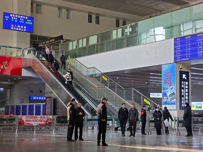 13일 오전 평양행 여객 열차가 대기 중인 중국 랴오닝성 단둥 기차역 국제 열차 대합실로 승객들이 향하고 있다. 사진 이도성 특파원