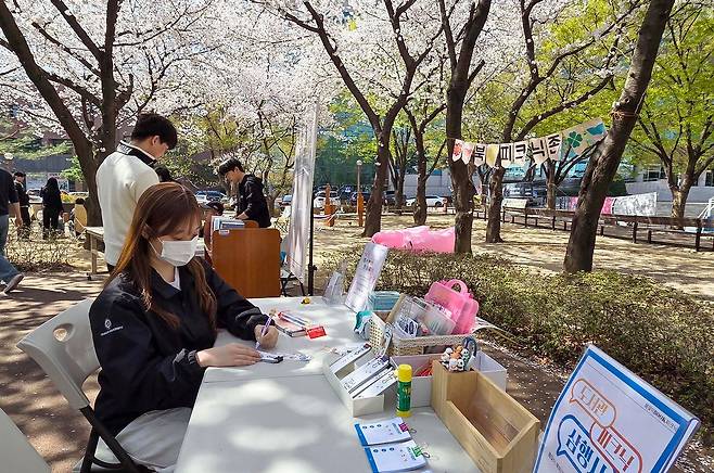 사진은 영진전문대 도서관이 지난해 개최한 봄맞이 독서 문화 행사 ‘북피크닉’ 모습