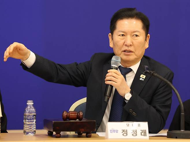 (순창=뉴스1) 유경석 기자 = 정청래 더불어민주당 대표가 13일 전북 순창군 발효미생물산업진흥원에서 열린 현장 최고위원회에서 발언을 하고 있다. 뉴스1