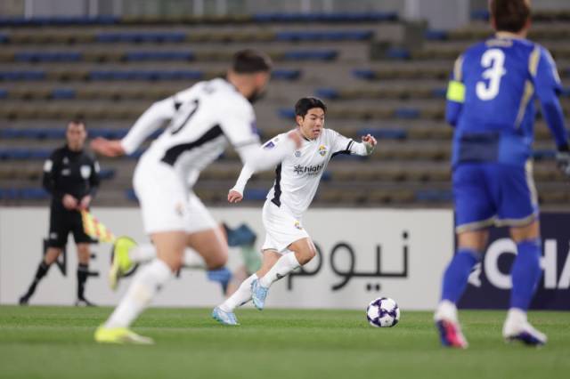 ▲ 강원FC 김대원이 10일 일본 도쿄 마치다 풋볼 스타디움에서 열린 FC 마치다 젤비아와 2025-2026 AFC 챔피언스리그 엘리트 16강 2차전에서 드리블을 시도하고 있다.  강원FC 제공