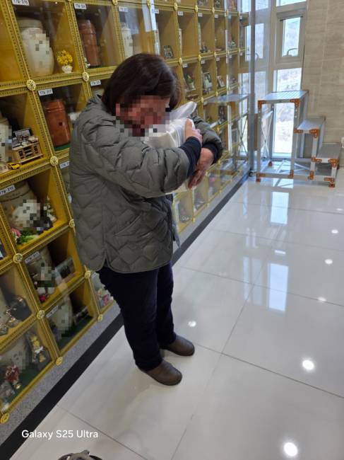 ▲ 12일 원주추모공원 봉안당에서 엄마가 아들의 유골을 반환받은 뒤 품에 안고 흐느끼고 있다.  봉주르원주봉사단 제공