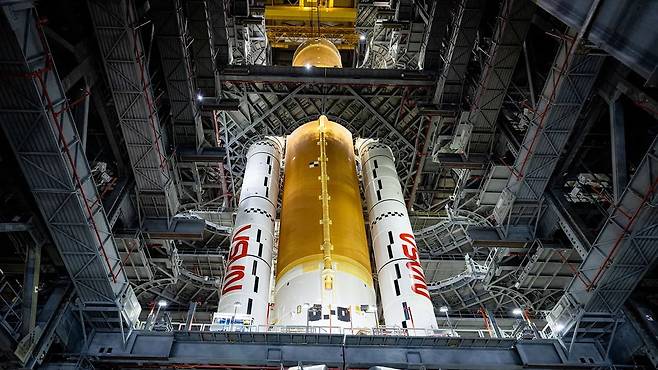 50년 만의 인류 달 탐사인 아르테미스2에 사용될 SLS 로켓. NASA 제공