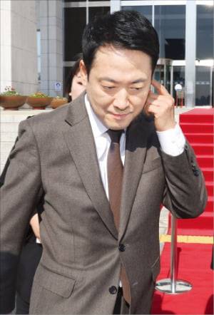 장동혁 국민의힘 대표가 13일 당 최고위원들과 이정현 공천관리위원장 사퇴 관련 회의를한 뒤 국회를 나서고 있다.  뉴스1