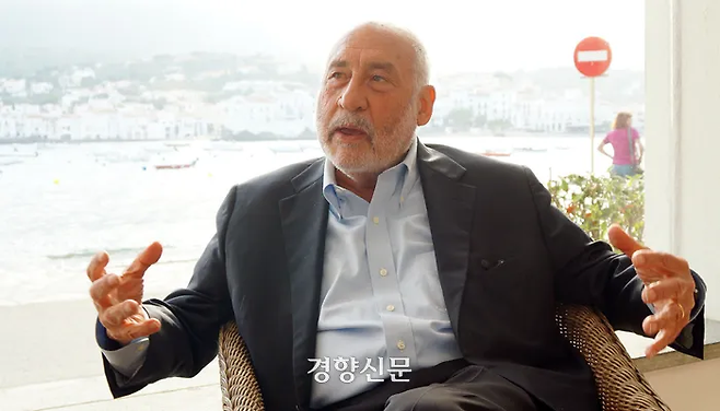 조지프 스티글리츠 미국 컬럼비아대 교수가 지난 2024년 10월 스페인 카다케스에서 경향신문과 만나 불평등 문제 해법에 관해 이야기하고 있다. 경향신문 자료사진