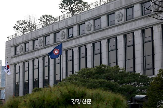 ‘최종심’인 대법원의 판결을 헌법재판소에서 다툴 수 있는 내용을 포함한 재판소원 제도가 12일 공포·시행됐다. 사진은 이날 서울 종로구 헌법재판소 모습. 문재원 기자