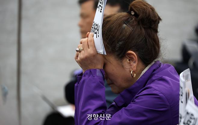 13일 서울 중구 은행회관에서 열린 10·29 이태원참사 진상규명 청문회에서 유가족이 증인들의 증언을 듣고 있다.