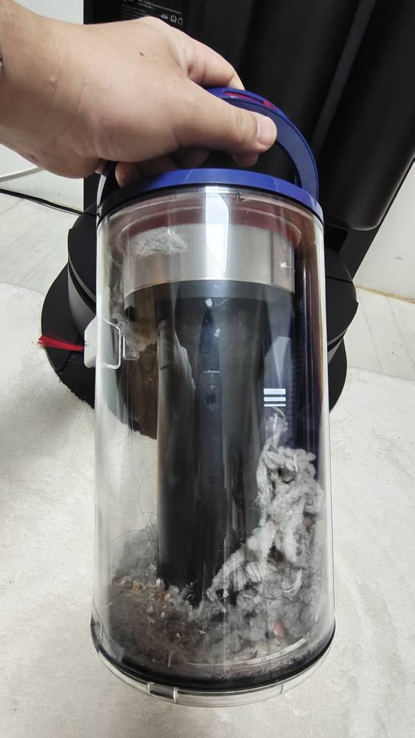 다이슨 스팟앤스크럽 Ai 로봇청소기 먼지통. 사용기간 2주 가운데 첫날 청소분을 제외한 나머지 기간에 쌓인 먼지가 들어 있다. 정옥재 기자