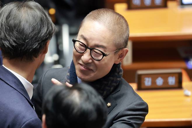 박범계 더불어민주당 의원이 지난달 28일 국회에서 열린 본회의에서 의원들과 대화하고 있다. 박 의원은 이날 열린 자신의 출판기념회에서 대전·충남 행정 통합을 촉구하며 삭발했다. 연합뉴스