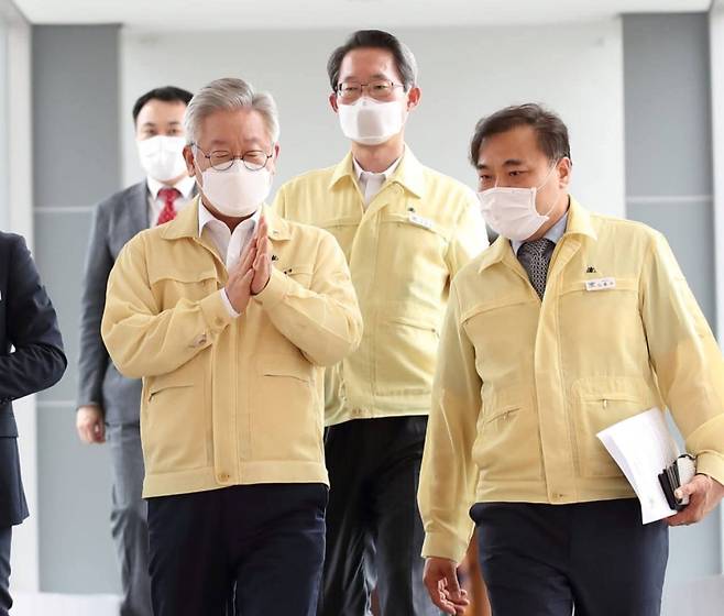 이재명 당시 경기도지사가 코로나19 대응 현장을 점검하기 위해 이동하고 있다. 사진 속 오른쪽은 당시 경기도 대변인을 맡았던 김홍국씨.&nbsp;&nbsp;