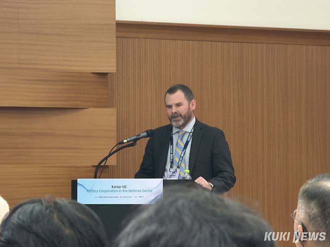 에릭 쉴즈 미국 국방부 장관실 배터리 수석 자문위원이 13일 서울 코엑스에서 열린 ‘인터배터리 2026’ 한‧미 방산 배터리 협력 세미나에서 발언하고 있는 모습. 송민재 기자