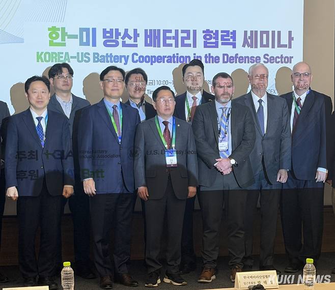 13일 서울 코엑스에서 열린 ‘인터배터리 2026’ 한‧미 방산 배터리 협력 세미나에서 한‧미 방산 기업과 연구기관, 국방부 관계자 등이 단체 기념촬영을 하고 있다. 송민재 기자&nbsp;