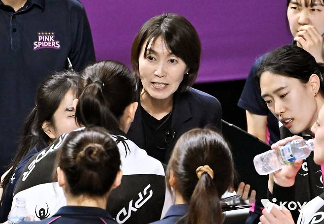 요시하라 토모코 흥국생명 감독. 한국배구연맹 제공