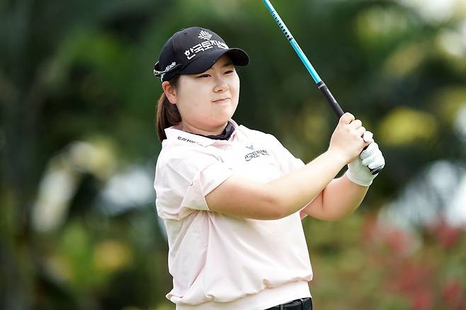 지난 12일 태국 촌부리 아마타 스프링CC에서 개막한 리쥬란 챔피언십에 출전한 홍정민이 샷을 날린 뒤 볼 방향을 바라보고 있다. KLPGA