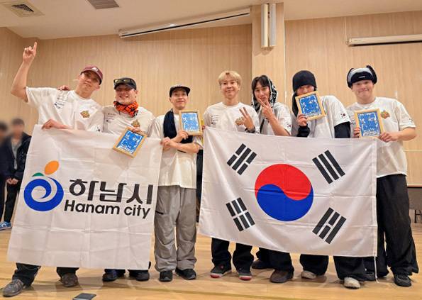 ‘하남시 비보이단’이 ‘브레이킹 프로젝트 라이징스타’에서 1등을 수상한 뒤 하남시 로고와 태극기를 들고 기념 촬영을 하고 있는 모습. 하남시 비보이단 제공