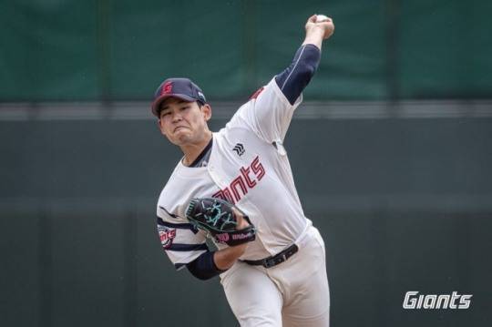 시범경기 개막전에서 호투한 롯데 김진욱 / 사진=롯데 자이언츠 제공.