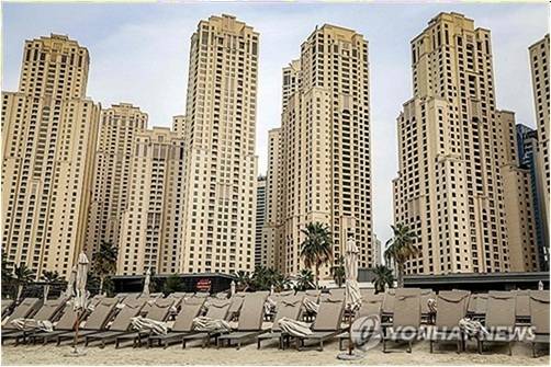 두바이에서 가장 관광객이 많이 몰리는 해변 중 하나인 주메이라 비치 레지던스(JBR) 해변 앞에 텅 빈 선베드들이 늘어선 모습. 2026. 3. 11 / 사진 = AFP 연합뉴스