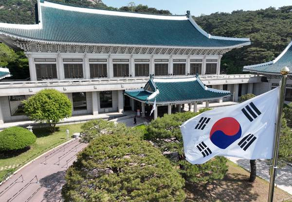 ▲ 청와대 본관 앞에 게양된 태극기가 바람에 펄럭이고 있다. ⓒ연합뉴스