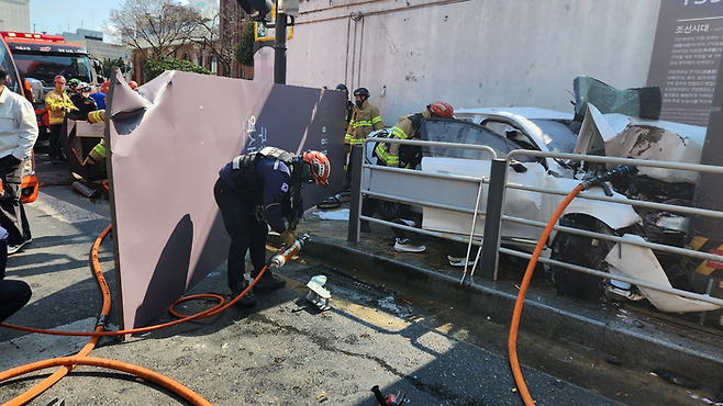 강동구 고교 인근 역주행 택시 사고. [서울소방재난본부]