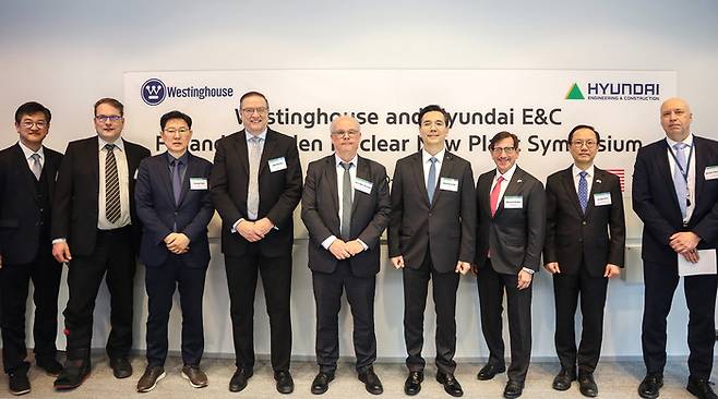 10~11일(현지시간) 핀란드 헬싱키의 비즈니스 핀란드 본사에서 개최된 ‘핀란드·스웨덴 신규 원전 건설 심포지엄’에 앞서 현대건설 이한우 대표이사(왼쪽에서 여섯 번째)를 비롯한 주요 참석자들이 기념사진을 촬영하고 있다. [현대건설]