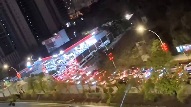 중국의 한 주유소에 주유를 하기 위한 차량이 줄지어 대기 중인 모습. [X 캡쳐]