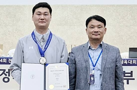 포켓9볼 준우승에 오른 박용준(왼쪽)이 시상식서 전남당구연맹 서석현 회장과 기념촬영하고 있다. (사진= 전남당구연맹)