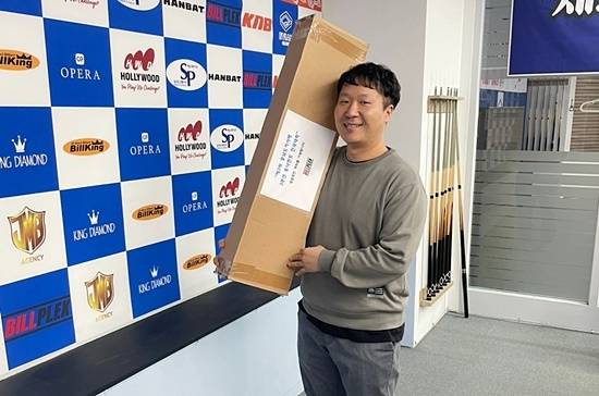 푸짐한 경품을 받은 동호인. (사진=충남당구연맹)