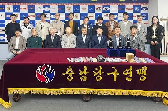 주최측 인사와 대회 후원업체 관계자, 충남체육회 소속 선수들이 함께 기념촬영하고 있다. (사진=충남당구연맹)