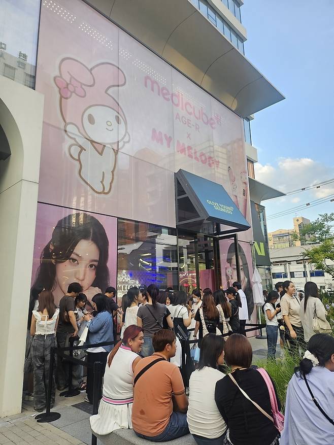 지난해 9월 올리브영N 성수 메디큐브 팝업스토어에 고객 대기줄이 길게 늘어섰다. (문지민 기자)