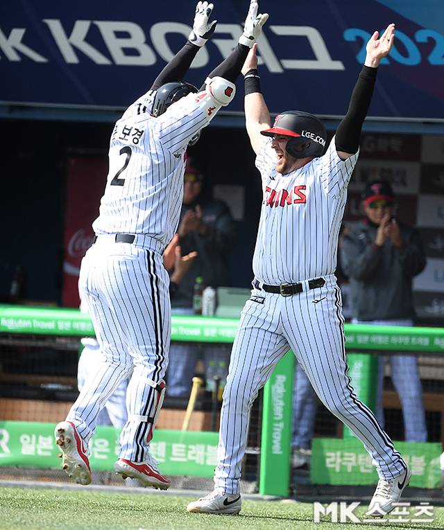 2025년 3월 22일 오후 서울 잠실야구장에서 ‘2025 프로야구’ 롯데 자이언츠와 LG 트윈스의 경기가 열렸다. 1회말 1사 2루에서 투런포 날린 LG 문보경이 오스틴과 함께 기뻐하고 있다. 사진=천정환 기자