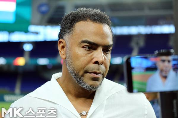 넬슨 크루즈 도미니카 공화국 대표팀 단장이 인터뷰를 하고 있다. 사진(美 마이애미)= 김재호 특파원