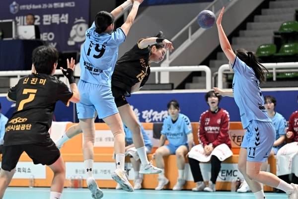 사진 신한 SOL Bank 25-26 핸드볼 H리그 여자부 부산시설공단과 대구광역시청 경기 모습, 사진 제공=한국핸드볼연맹