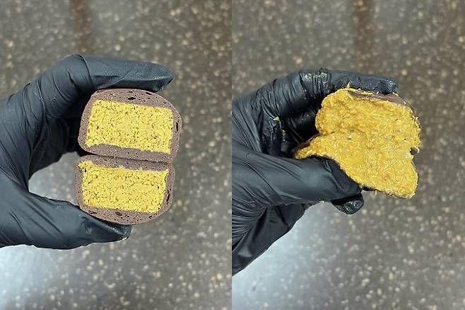 몬트쿠키가 품질 저하 논란에 대한 사과문에서 유명인과 일반인에게 제공되는 제품에 차이가 없다고 해명하며 올린 사진. 몬트쿠키는 "위 사진은 동일한 제품이다. 보시는 바와 같이 가열 상태, 온도, 촬영 환경에 따라 단면 구조가 다르게 보일 수 있다"고 해명했다./사진=몬트쿠키 SNS