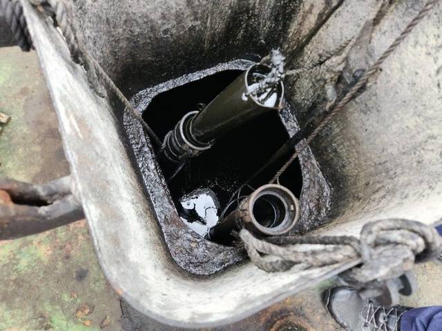 부산항에 장기 계류된 유조부선 내부 탱크에 보관된 폐유. 남해지방해양경찰청 제공