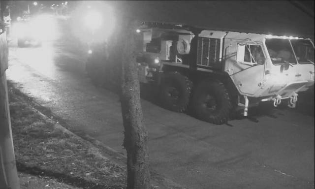 지난 3일 새벽 경북 성주군 소성리 사드 기지에서 발사대 6기가 빠져나가고 있다. 사드철회 소성리 종합상황실 제공